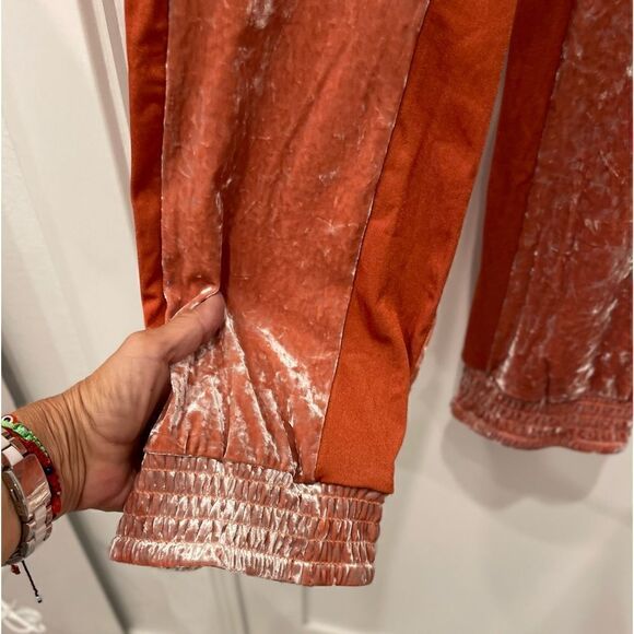 We are HAH 1 track mind pants in Rose
Crushed Velvet.Size S - Picture 12 of 14
